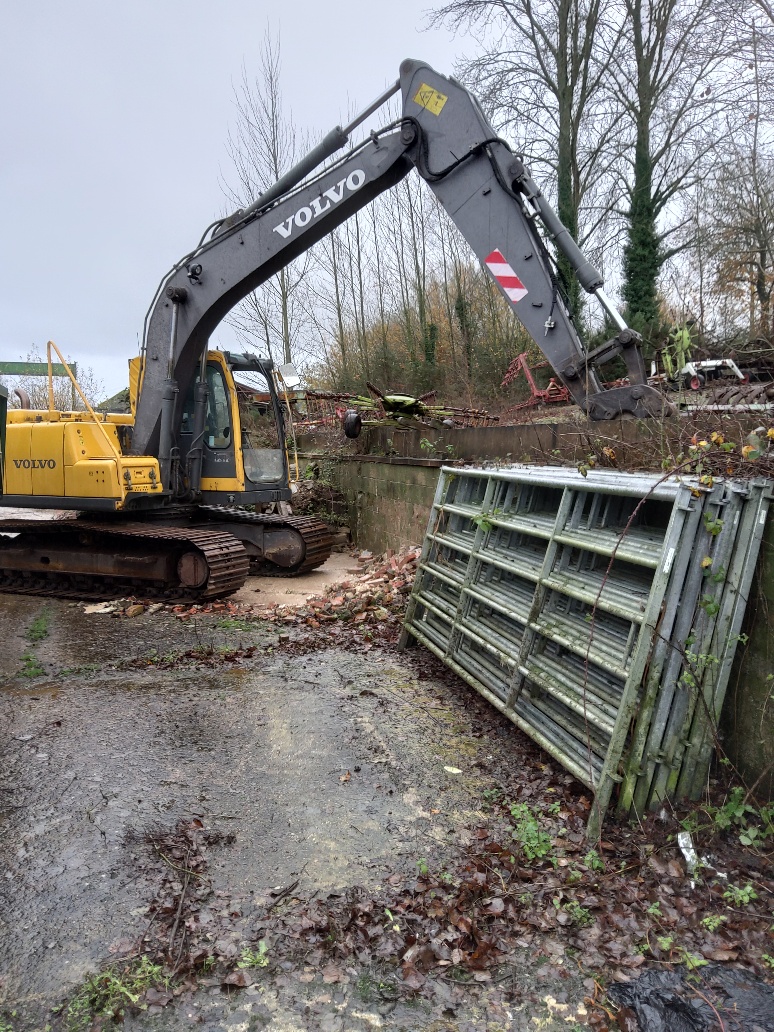 /photos/127863455620191127_Volvo 135.jpg